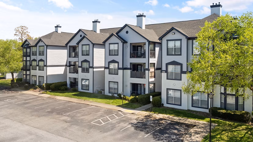 Madison at Adams Farm: Spacious luxury apartment with lush greenery in Greensboro