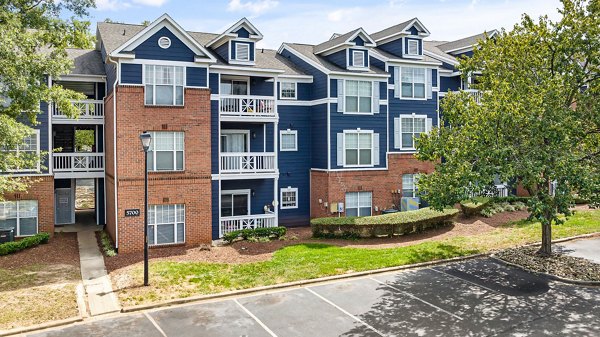 Mariners Crossing Apartments: Elegant courtyard view at luxury apartments in vibrant downtown location