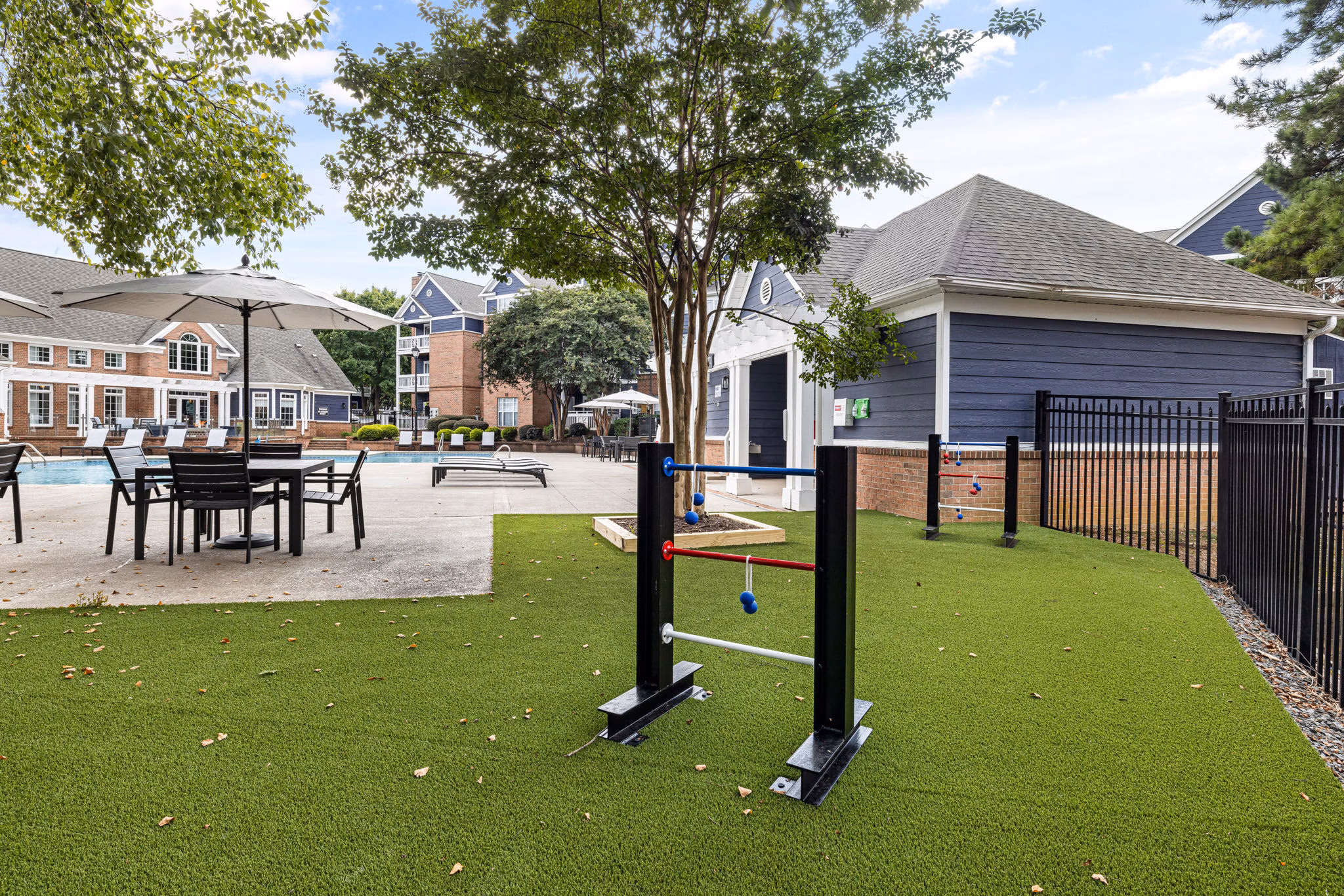 Mariners Crossing Apartments: Tranquil courtyard featuring lush greenery and seating areas