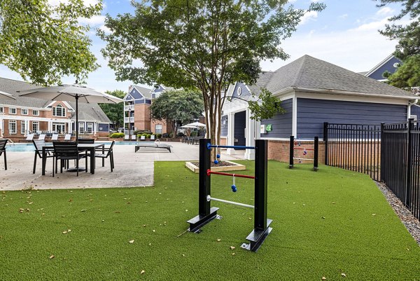 Mariners Crossing Apartments: Tranquil courtyard featuring lush greenery and seating areas
