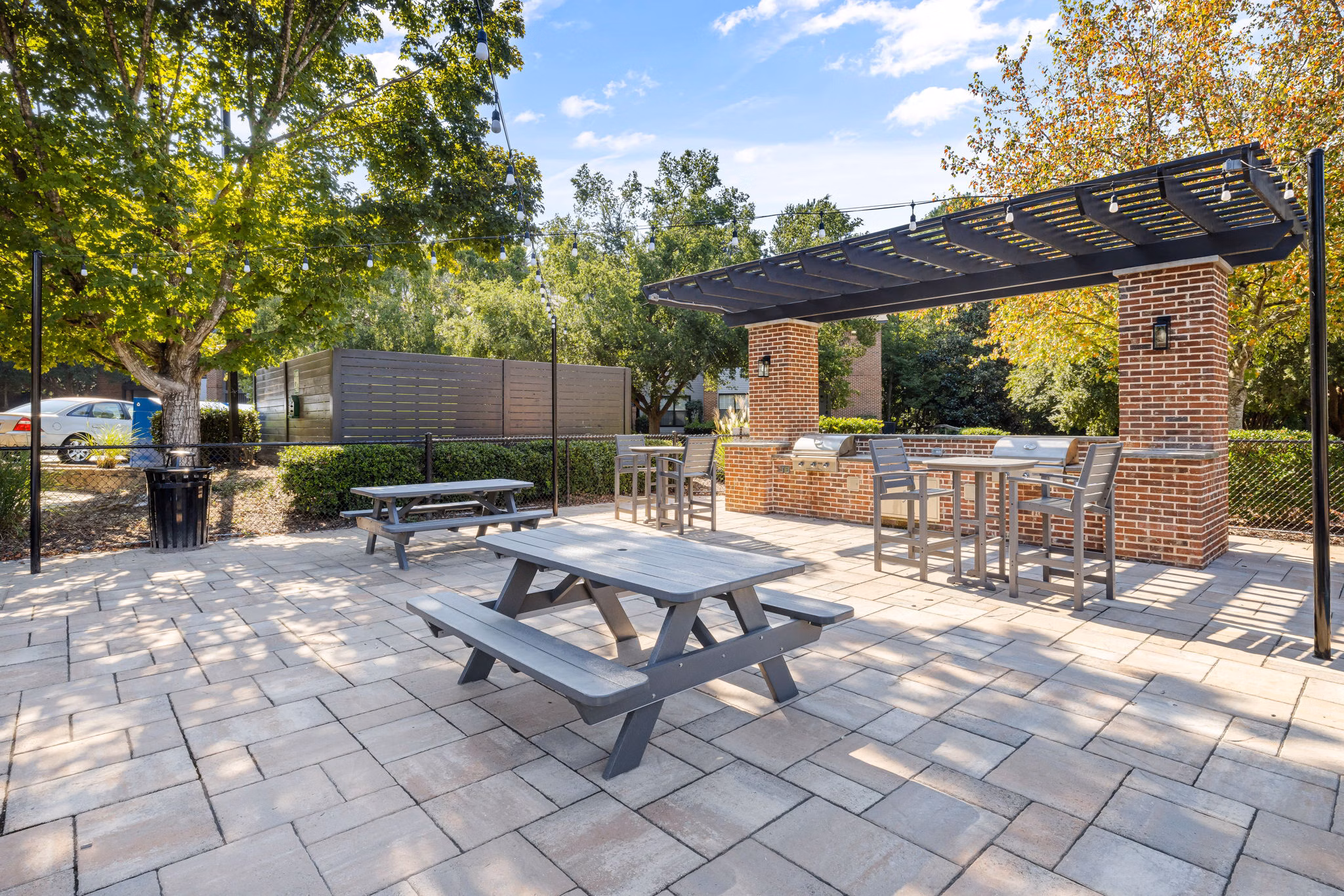 Courtyard with lush greenery at View at Lake Lynn Apartments for luxury outdoor relaxation