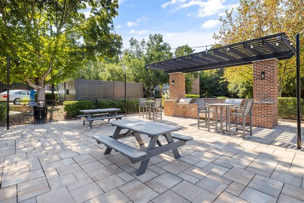 Courtyard with lush greenery at View at Lake Lynn Apartments for luxury outdoor relaxation