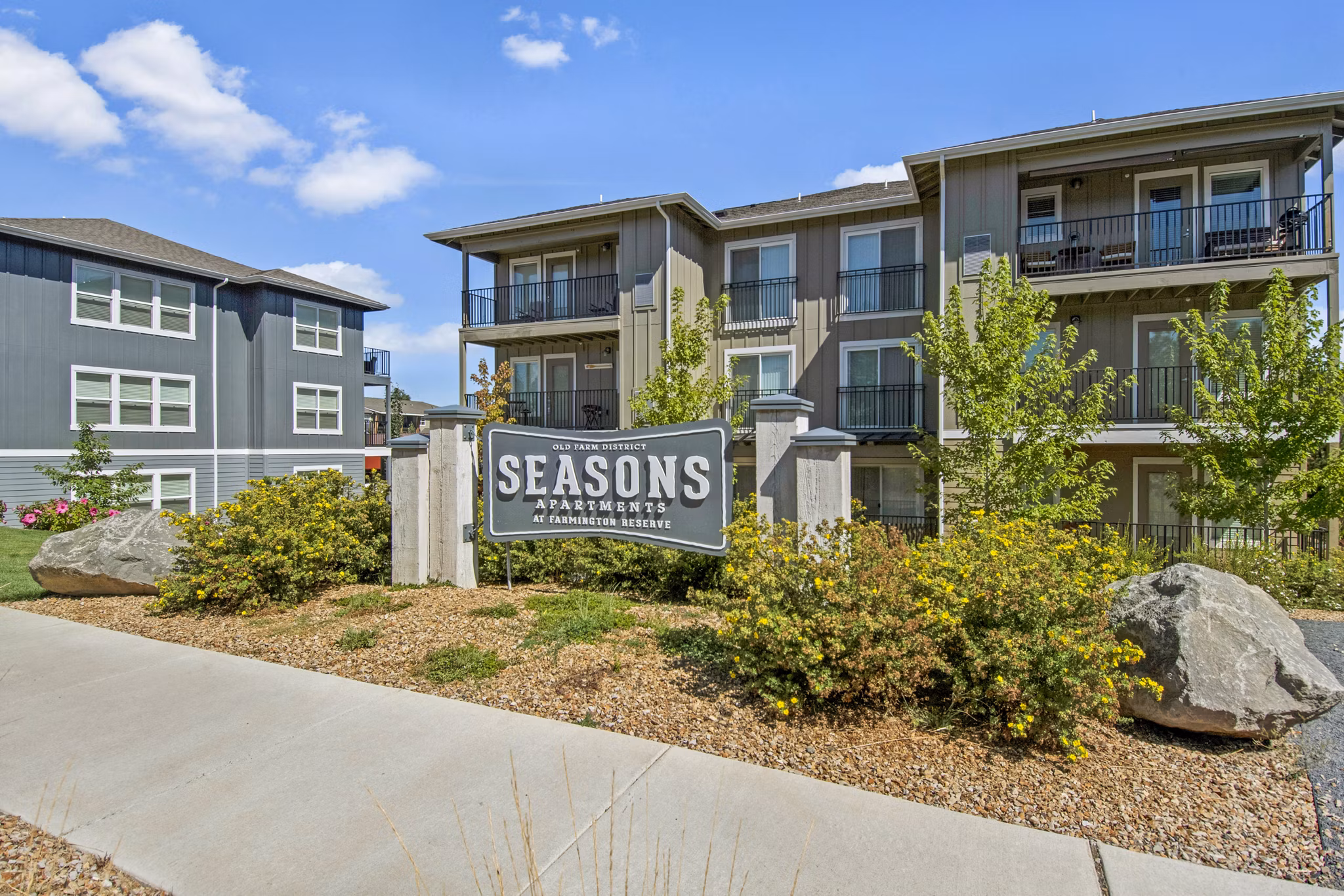 Seasons at Farmington Reserve: Elegant apartment building in a peaceful neighborhood