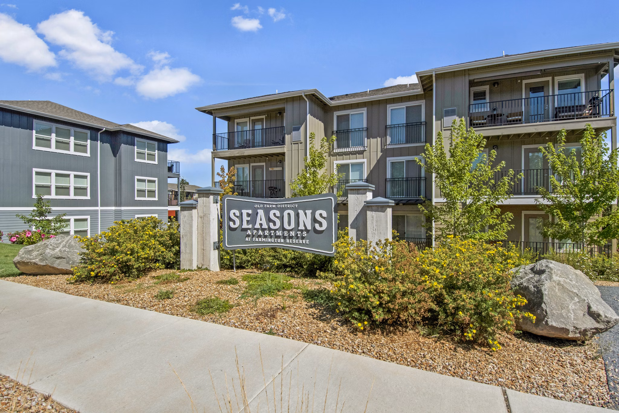 Seasons at Farmington Reserve: Elegant apartment building in a peaceful neighborhood