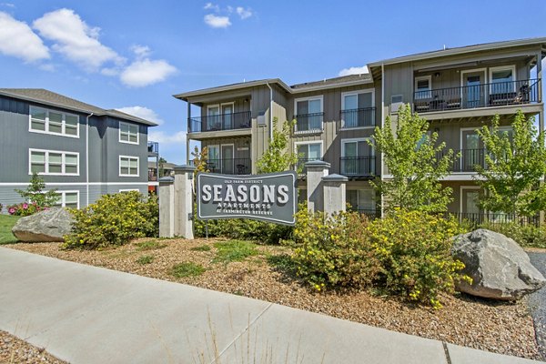 Seasons at Farmington Reserve: Elegant apartment building in a peaceful neighborhood