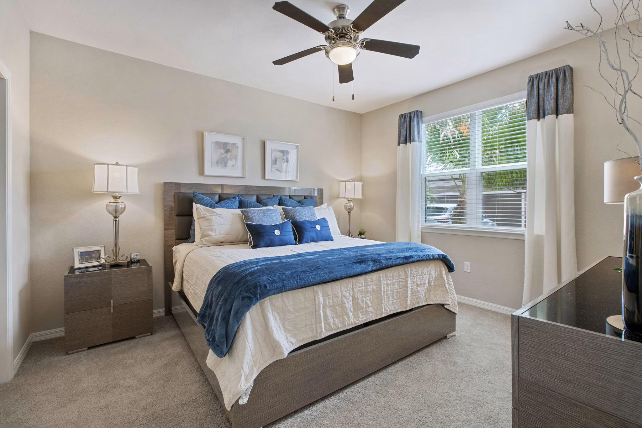 Spacious bedroom with modern design in Integra Lakes Apartments