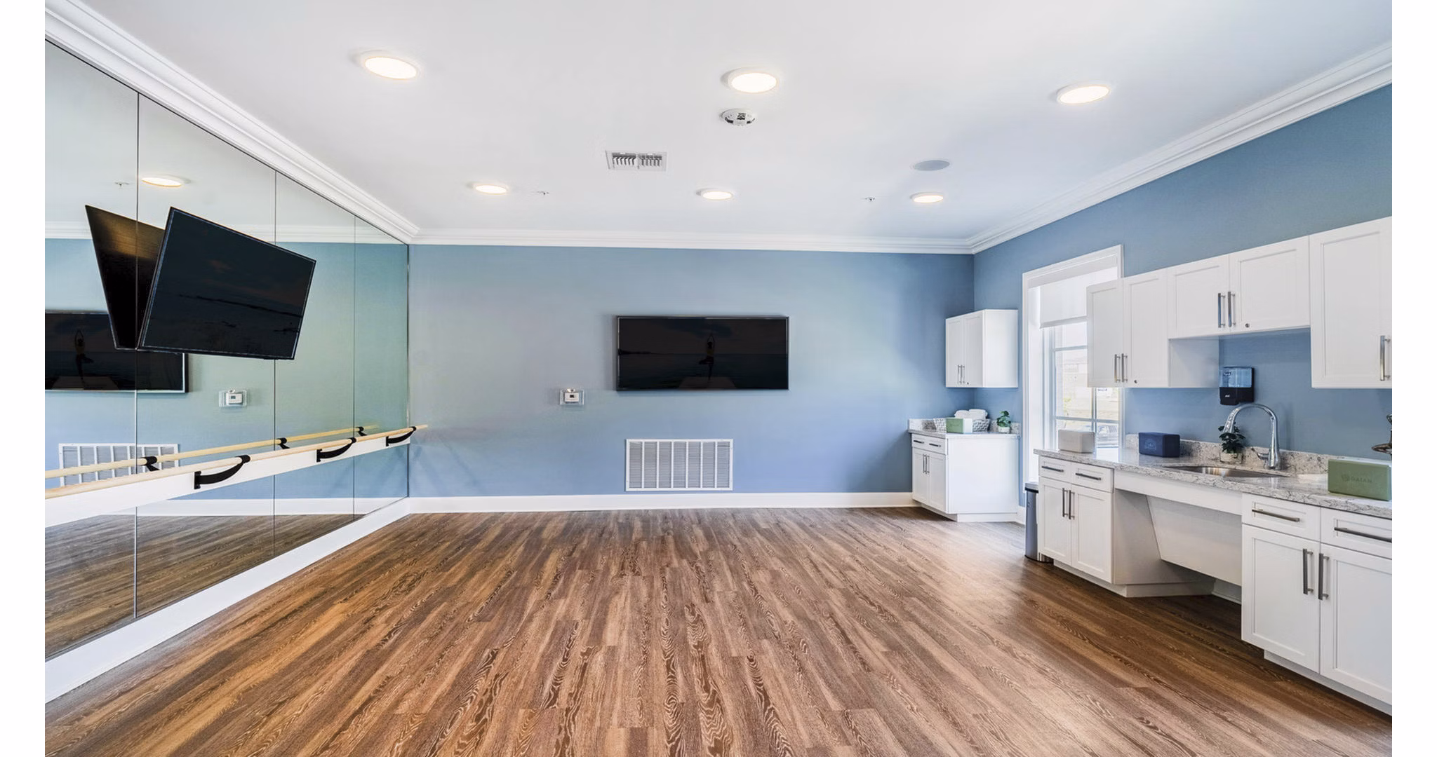 Clubhouse featuring modern seating and entertainment options at Outlook Gwinnett Apartments