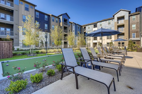 Courtyard with lush greenery at Alders Magnolia Apartments, luxury property offering serene outdoor spaces in Seattle