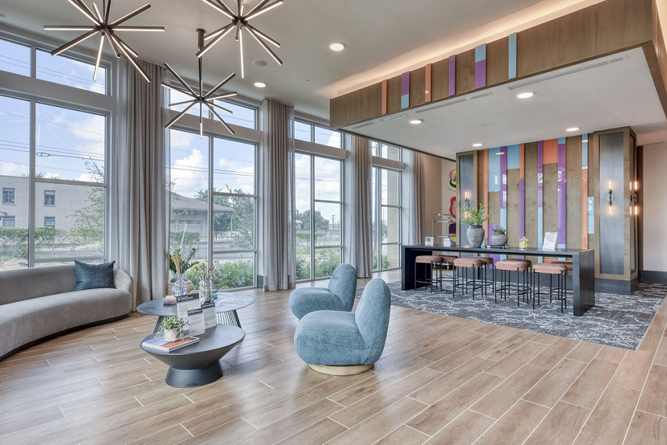 Encore Grayson Apartments: Elegant clubhouse featuring luxurious seating and modern decor