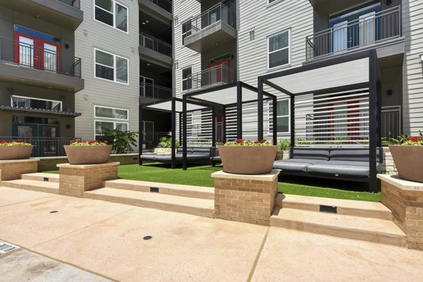 courtyard at Encore Grayson Apartments