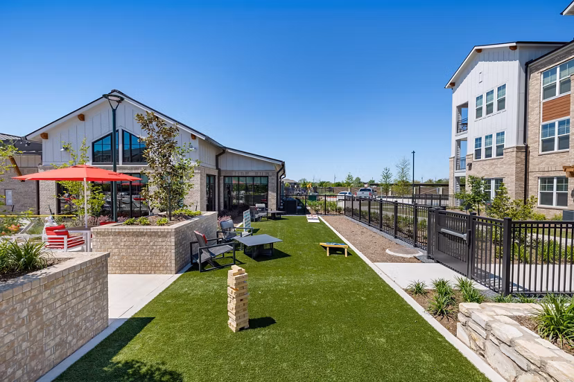 Silos Harvest Green: Serene courtyard area featuring lush landscaping in a luxury apartment community