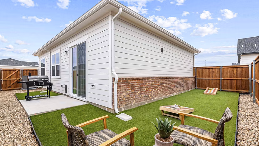 backyard/patio at Yardly Cypress Apartment Homes