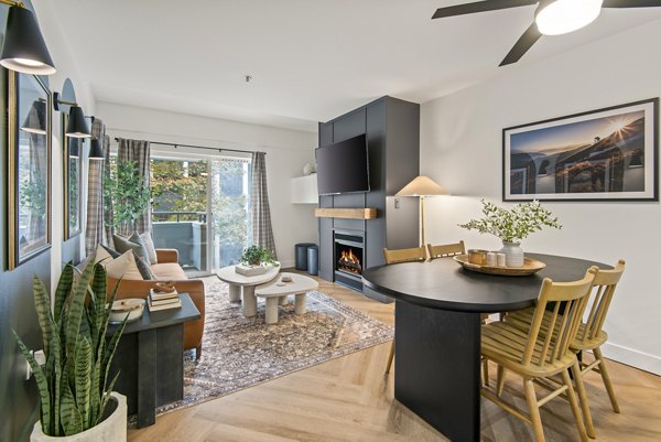 dining area at Lakeside Place Apartments