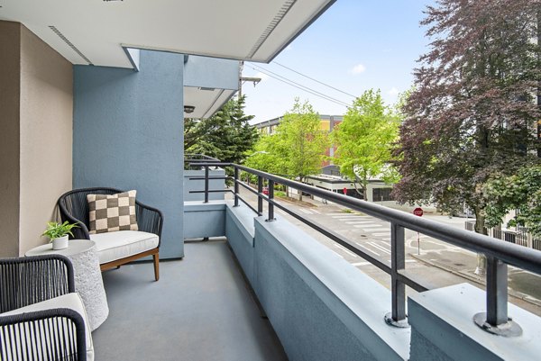 Open-air patio with modern seating at Novi at Queen Anne Apartments, ideal for relaxation in a luxurious setting