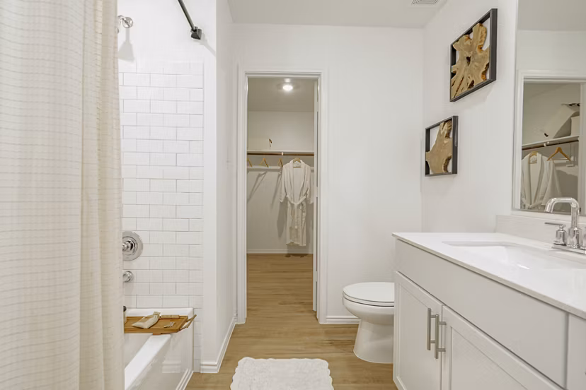 Spacious bathroom with modern fixtures at Summerwell Wildcat Ranch Homes Apartments