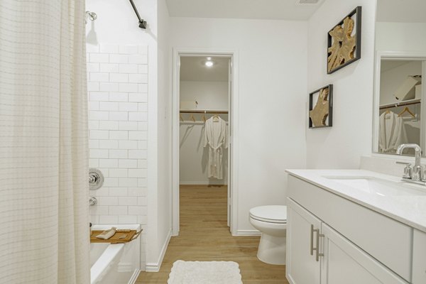 Spacious bathroom with modern fixtures at Summerwell Wildcat Ranch Homes Apartments