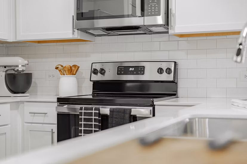 Modern kitchen with stainless steel appliances at Summerwell Wildcat Ranch Home Apartments