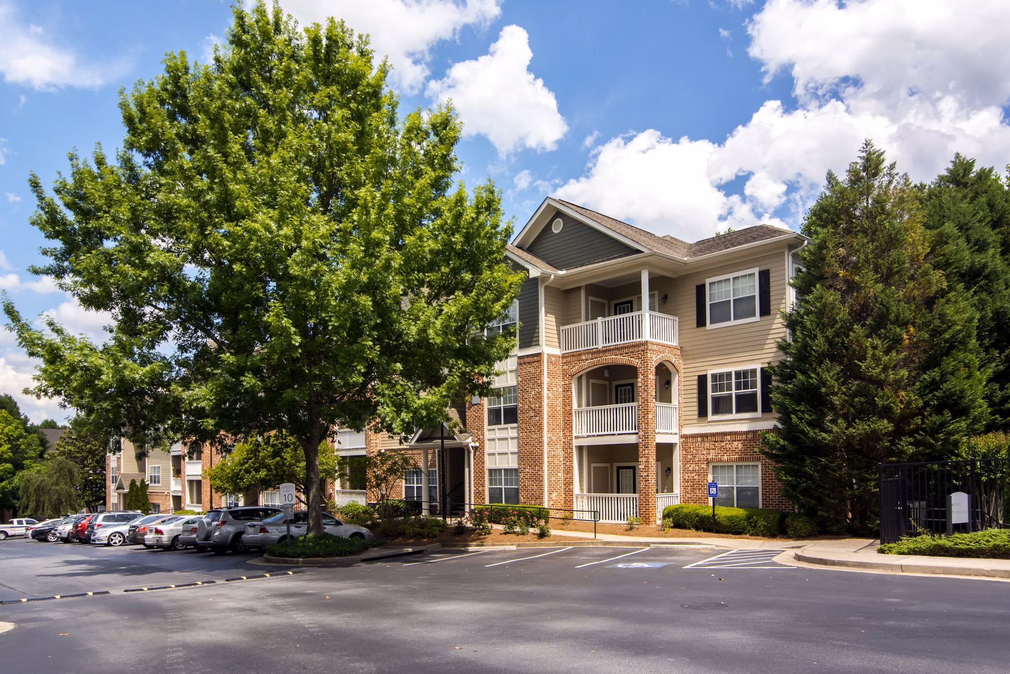 Aventura Decatur: Elegant of luxury apartments in a serene Decatur neighborhood