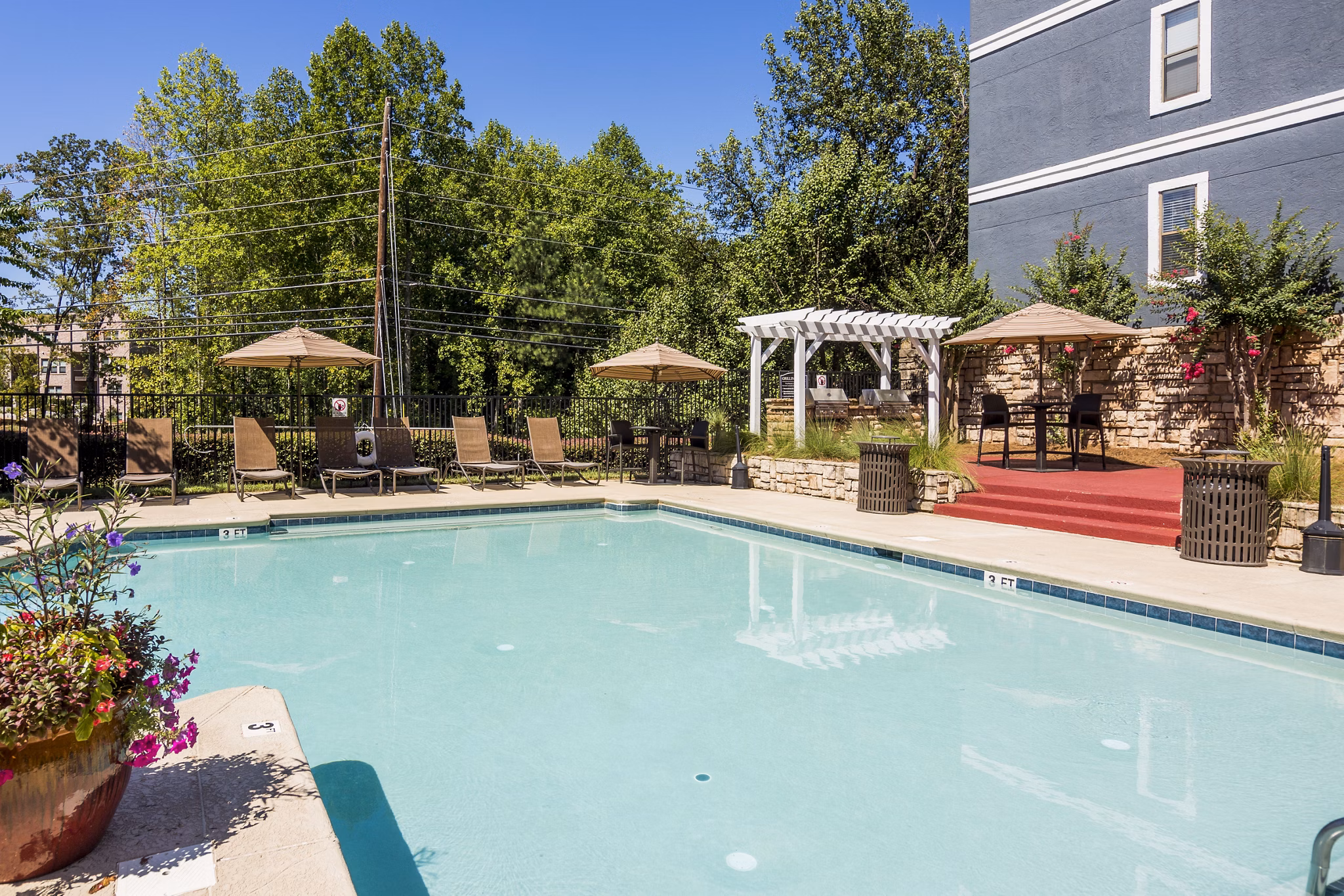 Aventura Dunwoody: Luxurious pool with palm trees at modern apartments in Atlanta