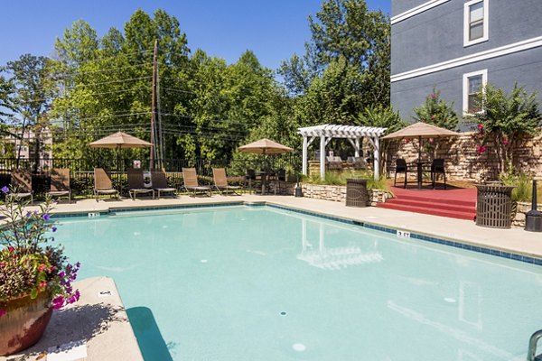 Aventura Dunwoody: Luxurious pool with palm trees at modern apartments in Atlanta