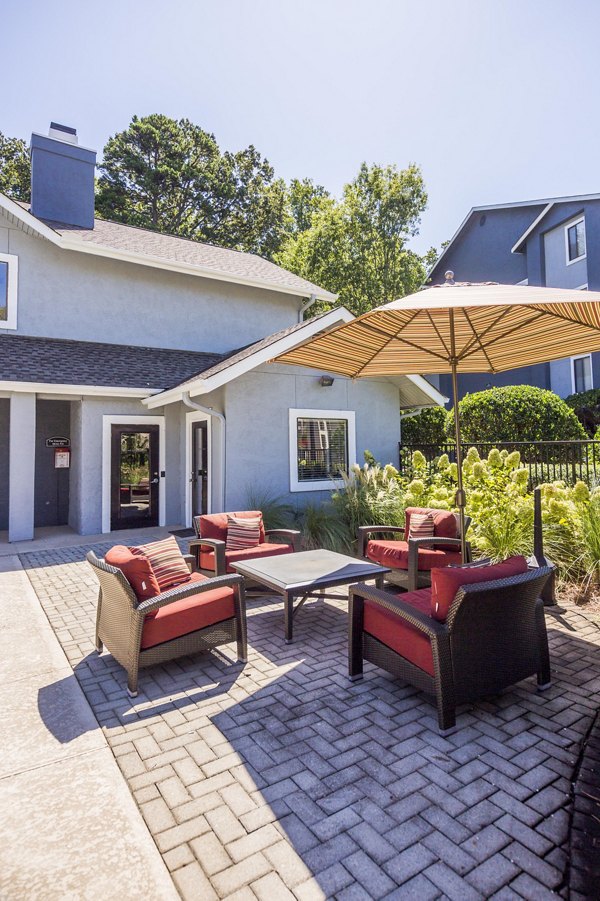 Courtyard with lush landscaping at Aventura Dunwoody Apartments, provides luxury outdoor relaxation spaces
