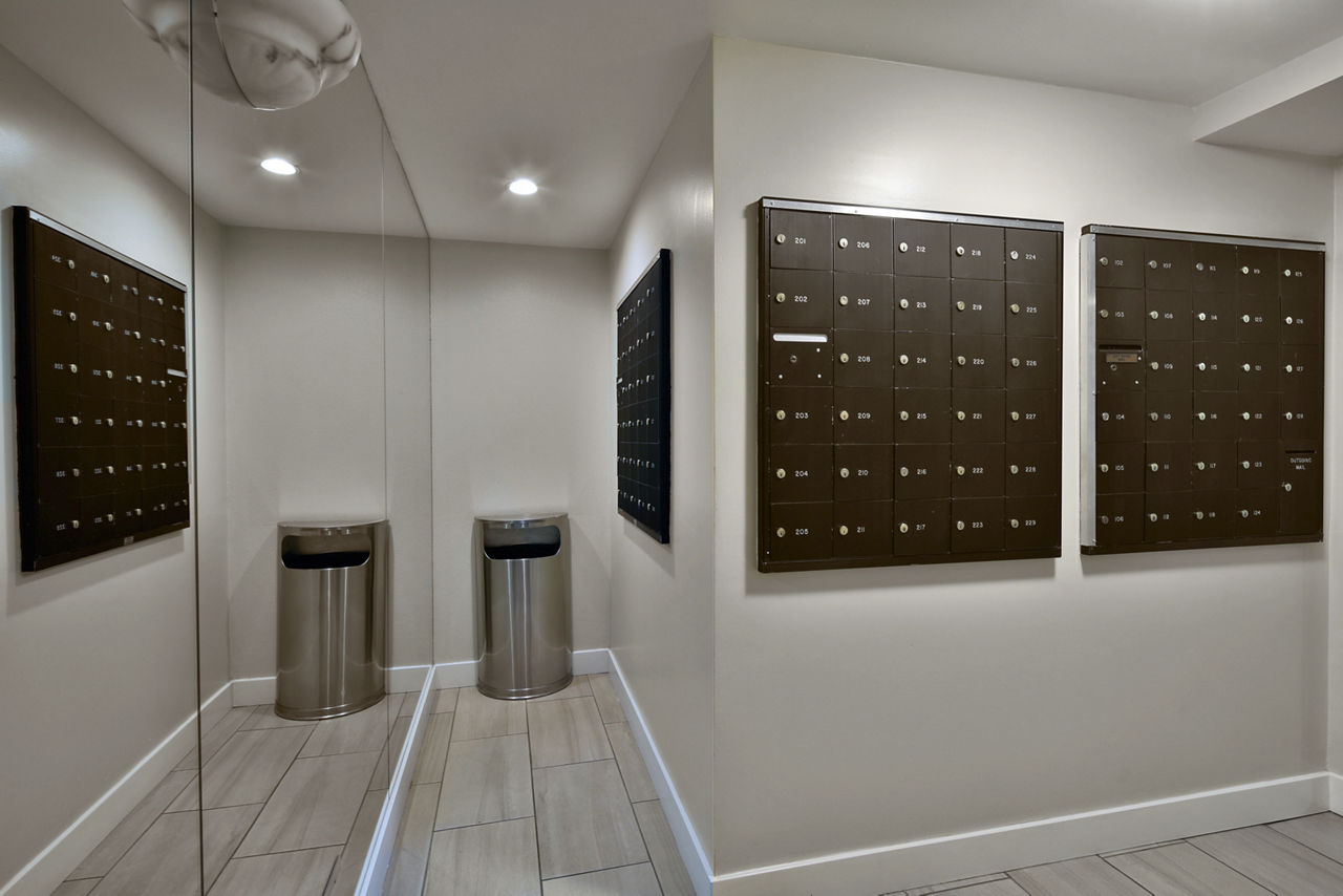 Warner Pointe Woodland Hills Ca 2 of 12