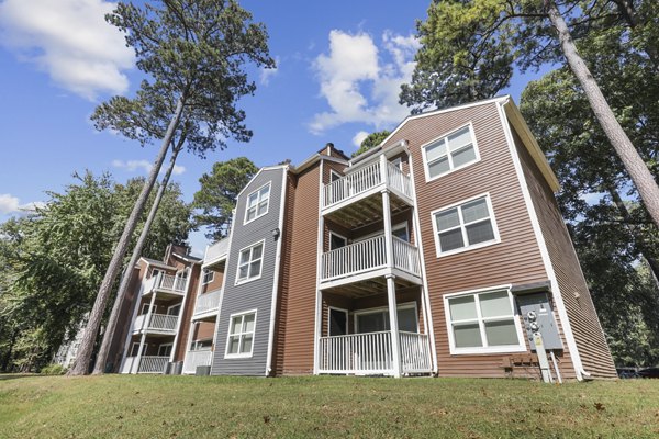 exterior at Luna Pointe Apartments