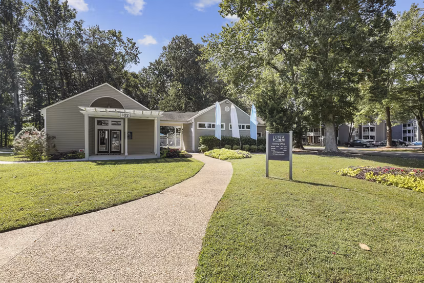 Luna Pointe Apartments: Luxury modern view showcasing urban living apartments