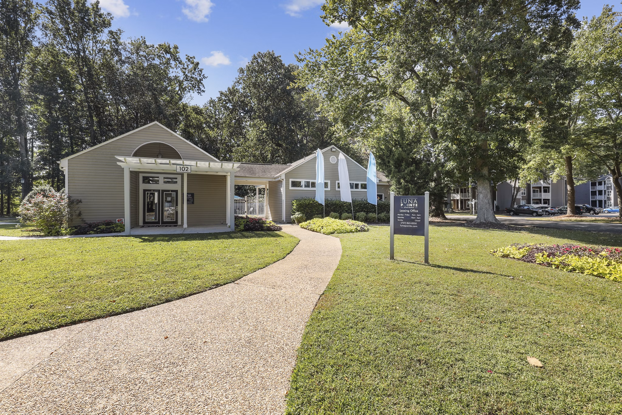 Luna Pointe Apartments: Luxury modern view showcasing urban living apartments