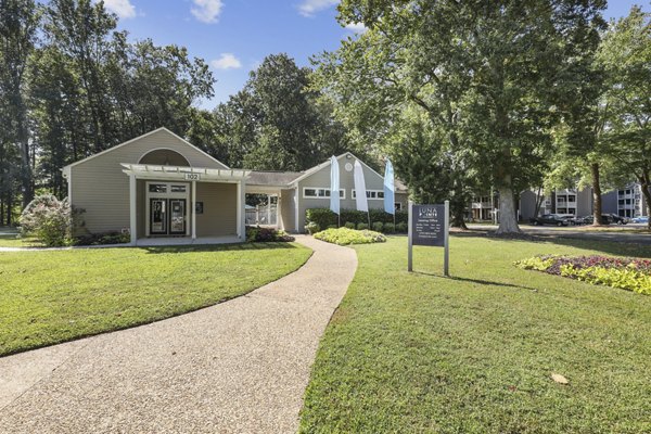 Luna Pointe Apartments: Luxury modern view showcasing urban living apartments