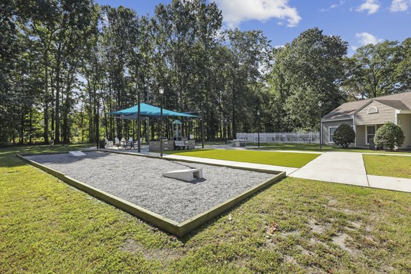 courtyard at Luna Pointe Apartments