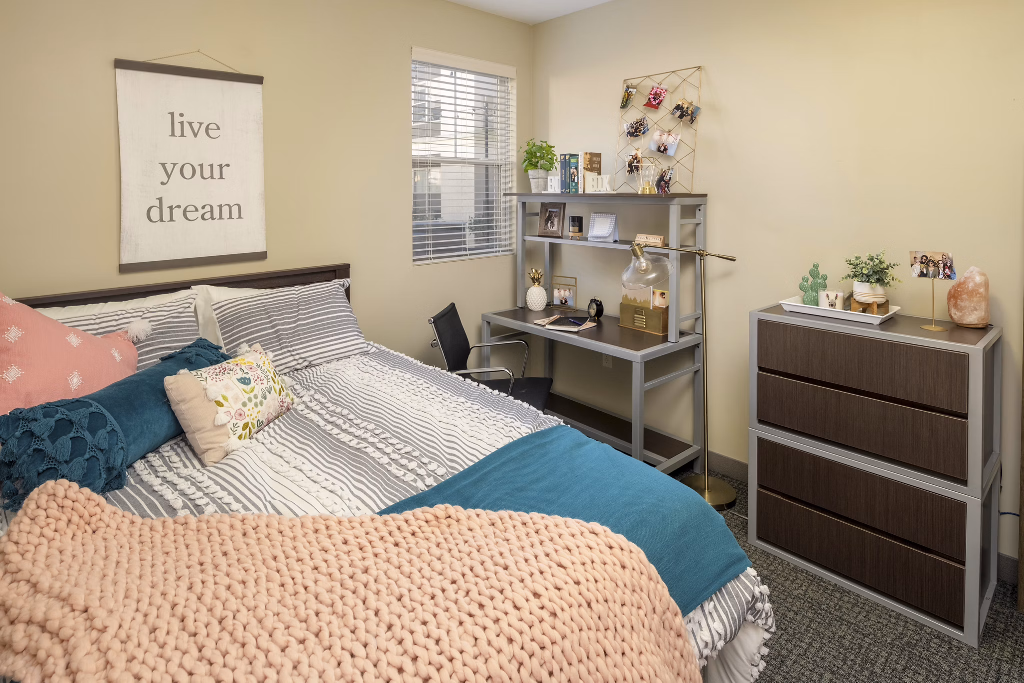 bedroom at Hillside Commons Apartments