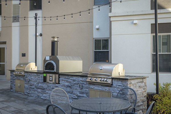grill area at Hillside Commons Apartments