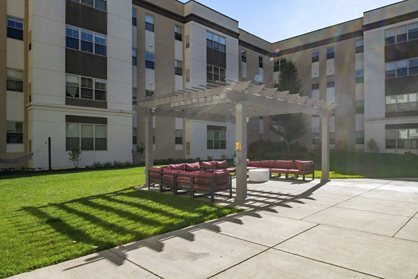 courtyard at Hillside Commons Apartments
