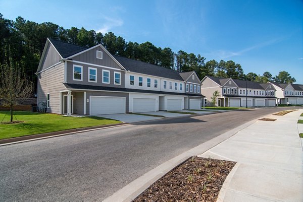 Summerwell Parkway Village: Contemporary apartment building exterior