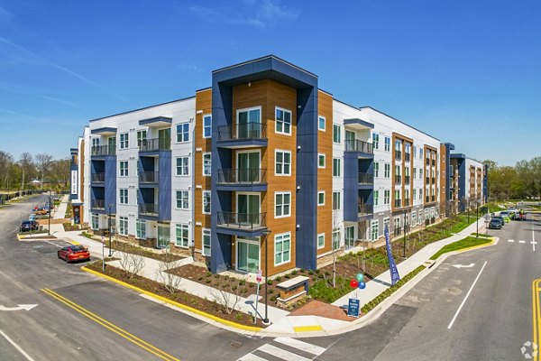 Innsbrook Square: Chic building view at luxury apartments in a sought-after neighborhood