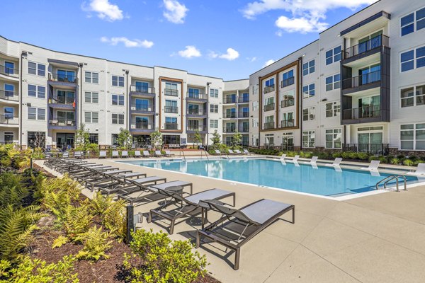 pool at Innsbrook Square Apartments