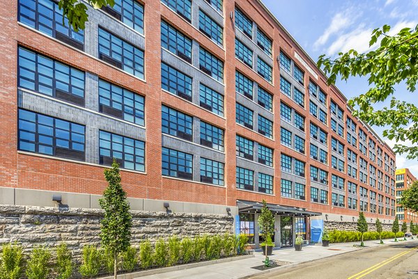 building/exterior at Embankment House Apartments