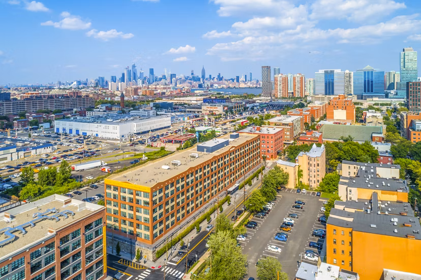 Embankment House: Modern luxury apartment building in desirable location