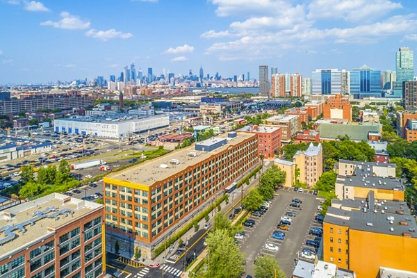 building/exterior at Embankment House Apartments