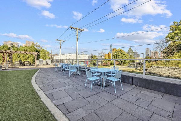 grill area at Embankment House Apartments