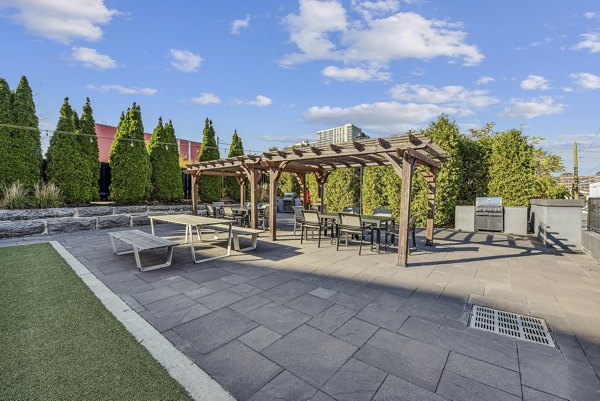 grill area at Embankment House Apartments