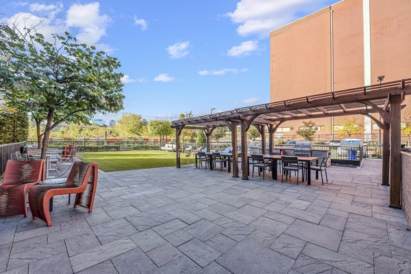 grill area at Embankment House Apartments