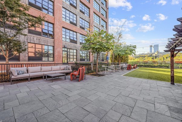 courtyard at Embankment House Apartments