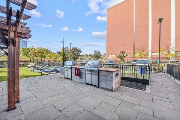 grill area at Embankment House Apartments