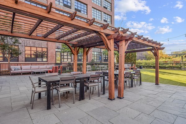 courtyard at Embankment House Apartments