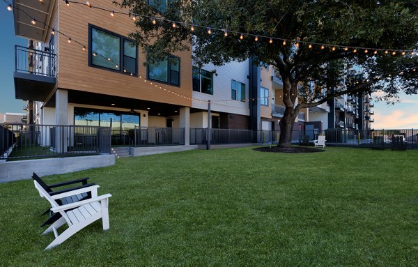 courtyard at The Met Apartments