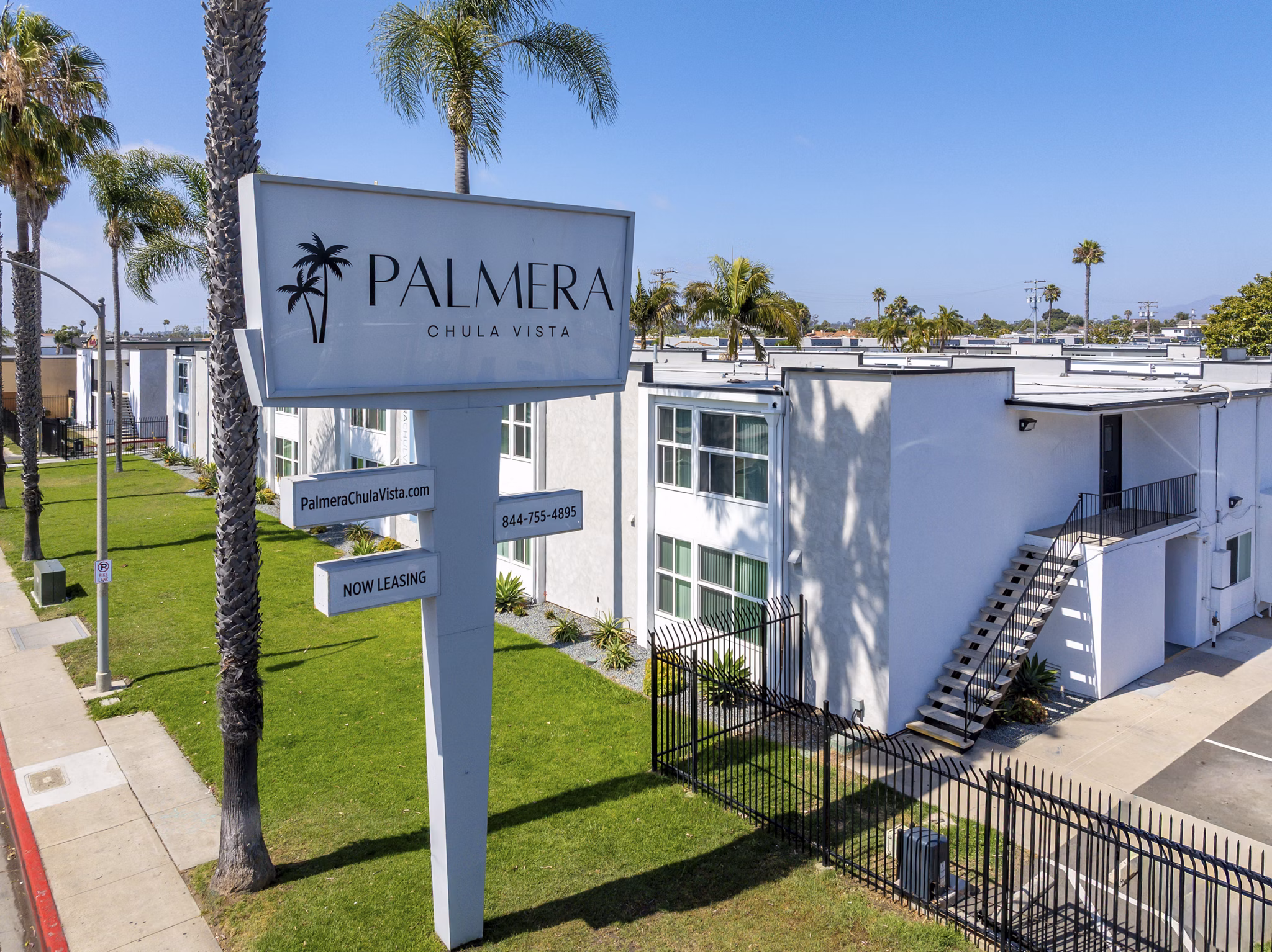 Building/Exterior at Palmera Apartments