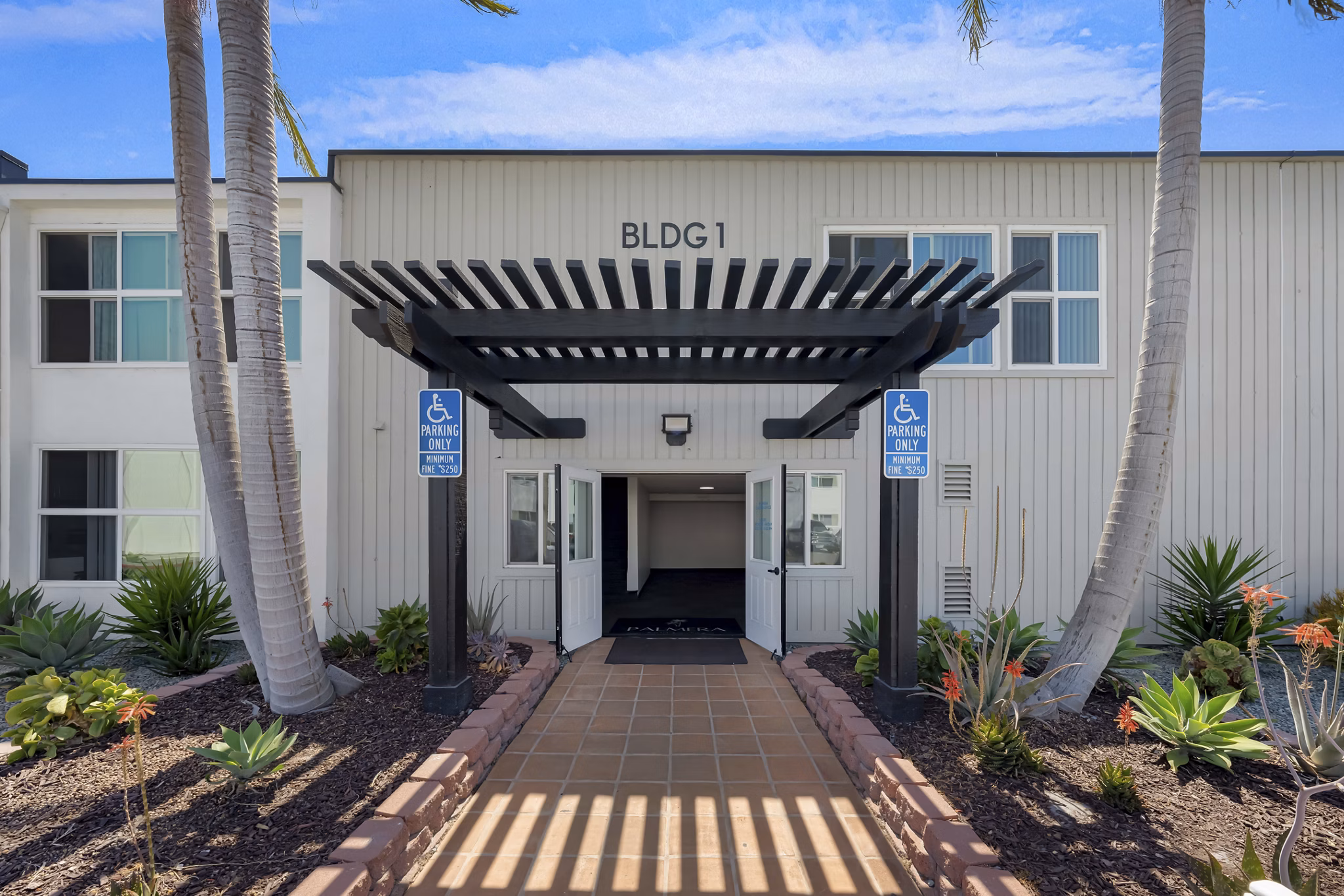 Building/Exterior at Palmera Apartments