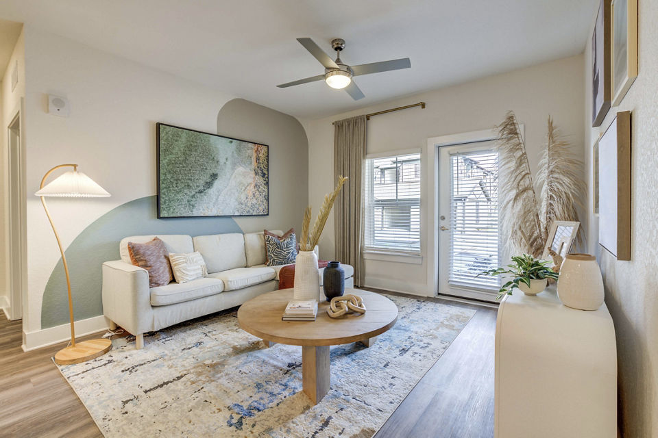 Spacious living room with modern decor in Alton Serenoa Apartments